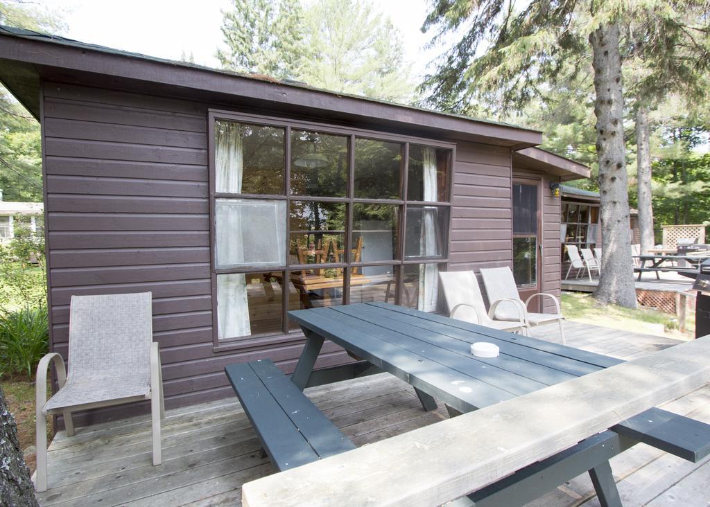 The Pines Cottage Resort Oxtongue Lake Exterior photo