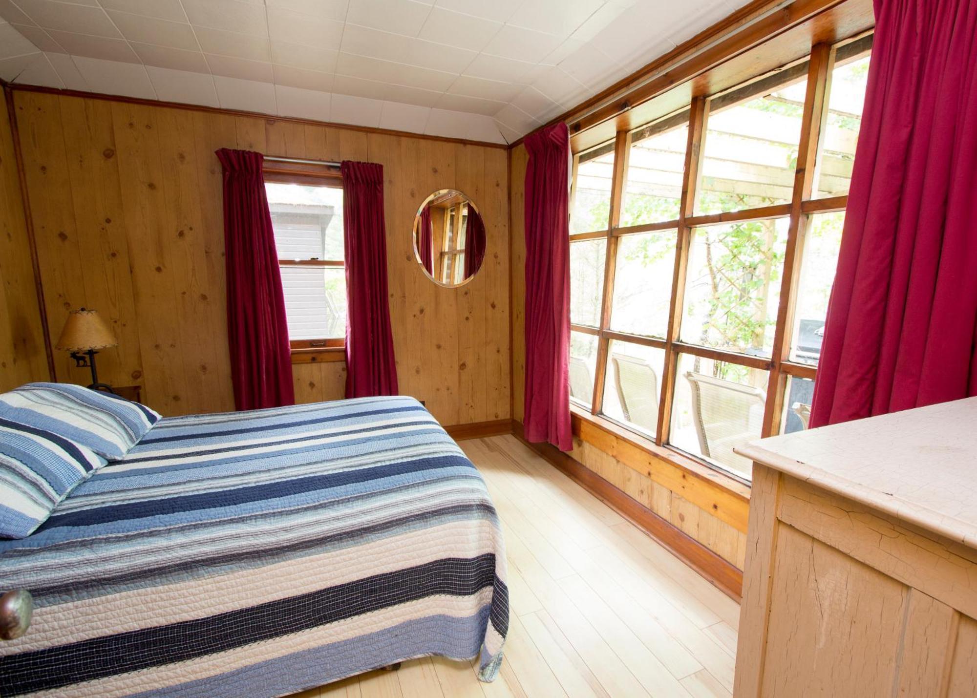 The Pines Cottage Resort Oxtongue Lake Exterior photo